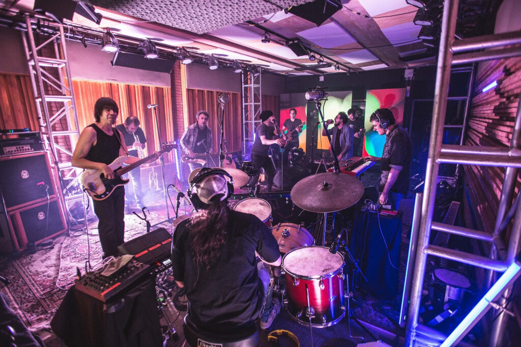 LA VELA PUERCA presenta MIRA COMO ES, su nuevo single y video