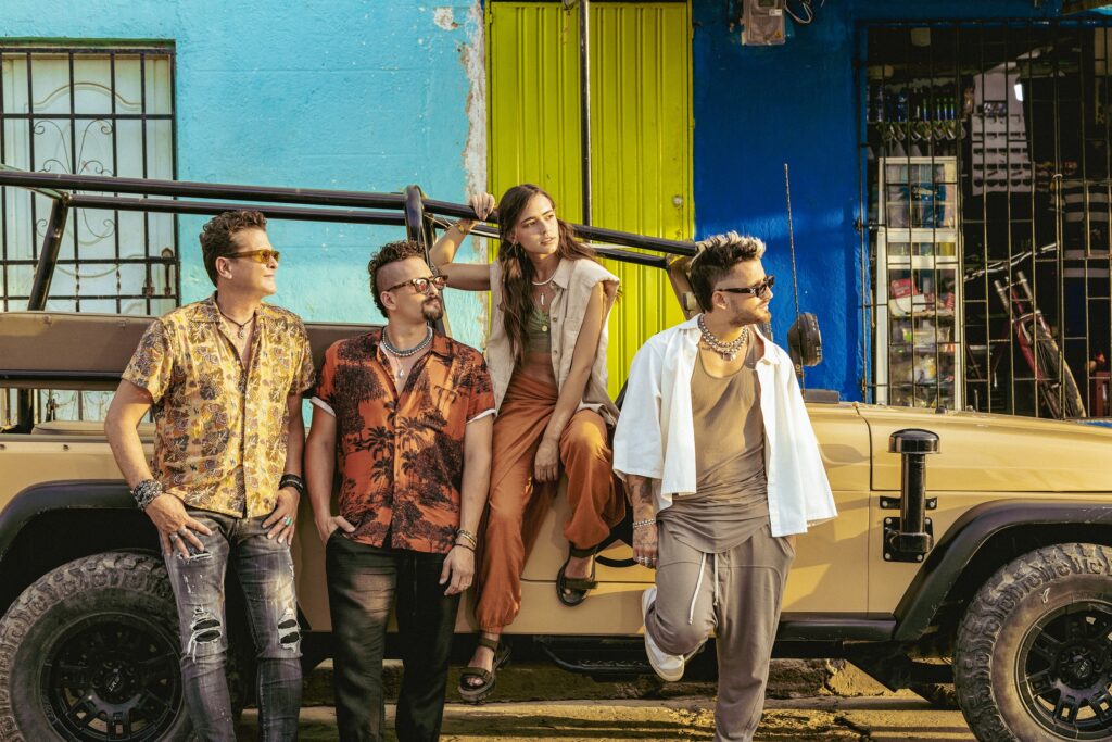 CARLOS VIVES junto a MAU Y RICKY y LUCY VIVES con “Besos en Cualquier Horario”