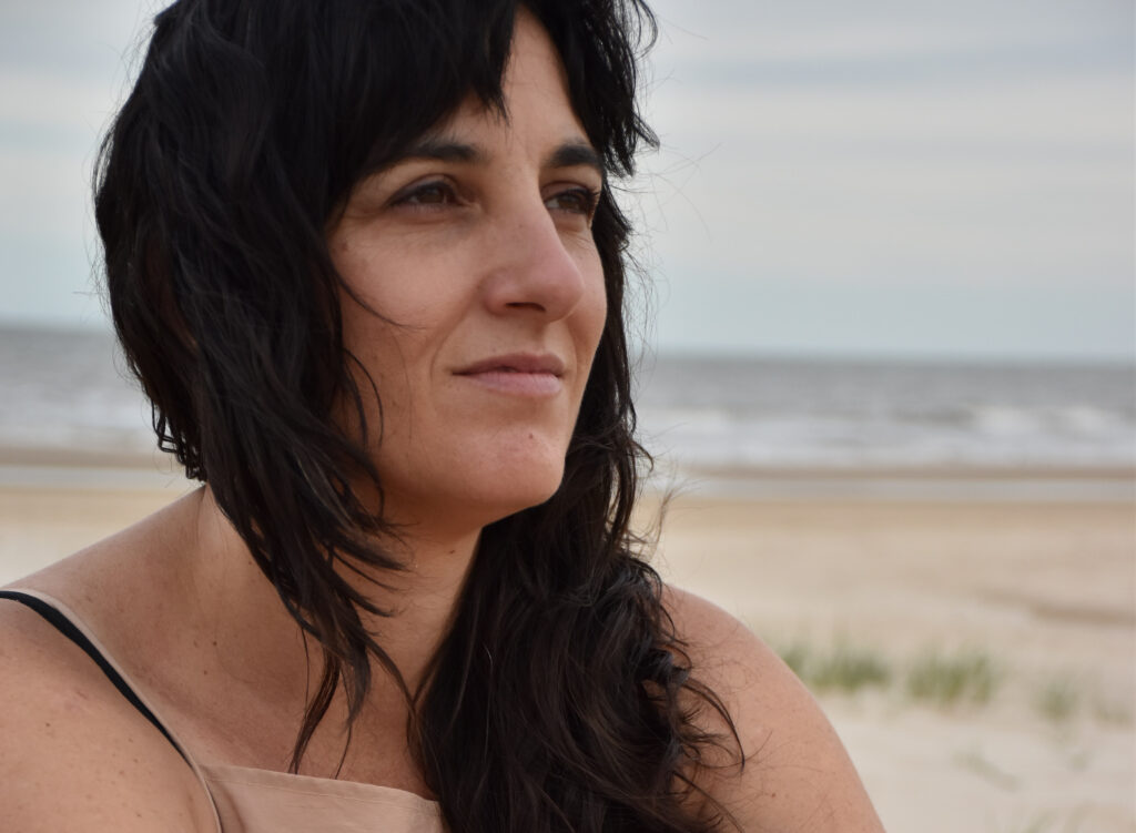 LUCÍA SEVERINO estrenó «Molécula», nuevo single y video